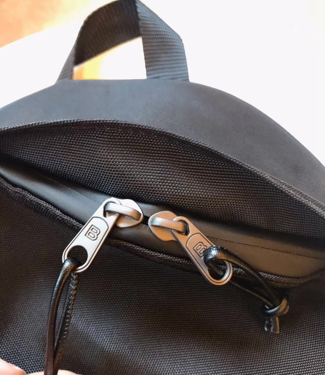BALENCIAG巴黎世家 休閒款帆布雙肩包  BL1724